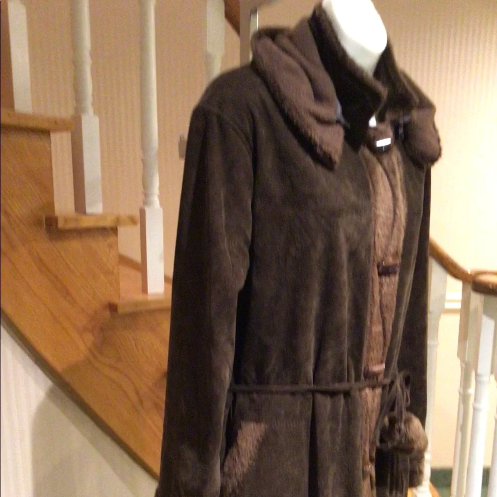 ⬇️PD⬇️Brown faux suede medium to light weight winter coat with removable hood - Picture 3 of 4